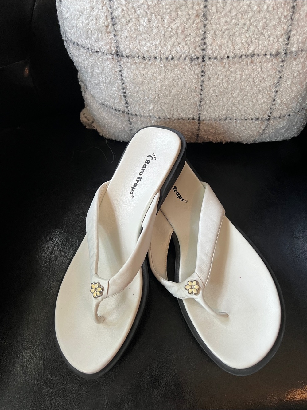 BareTraps Baxter Leather Thong Sandals Sz8